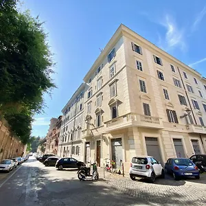 Vacanze Romane Colosseum , Roma Italia